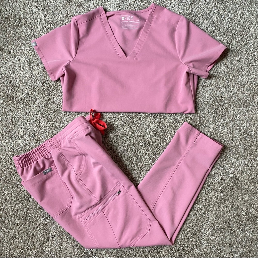 ❌Sold ❌ Scrub Set in Chalk Pink (XS)